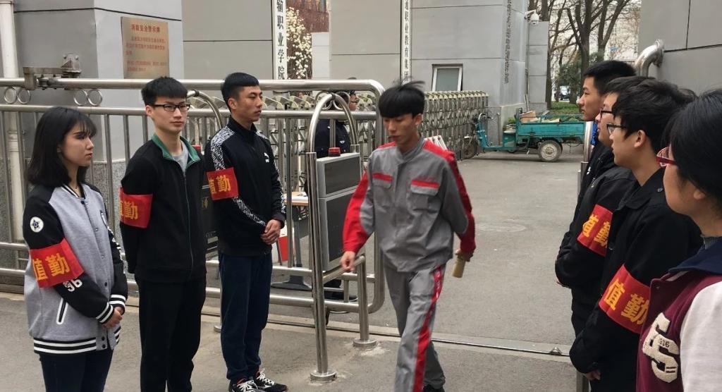 学雷锋志愿月|我系学生为学院站岗
