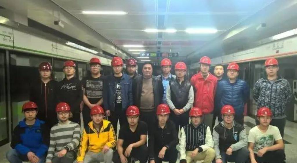 冠军之门——轨道交通车门维修