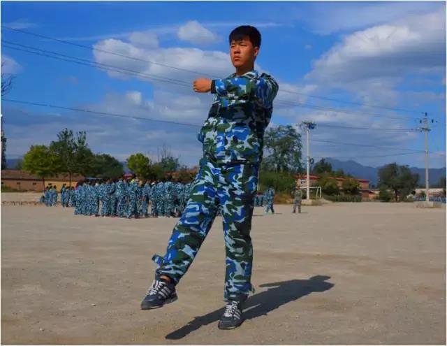 坚持！直到军训最后一刻：不抛弃，不放弃！