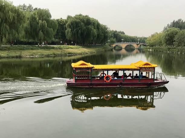 小船在河上行驶描述已自动生成