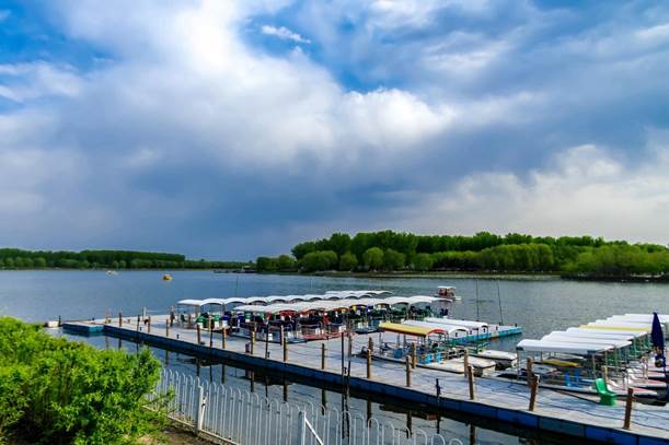 水上的桥描述已自动生成