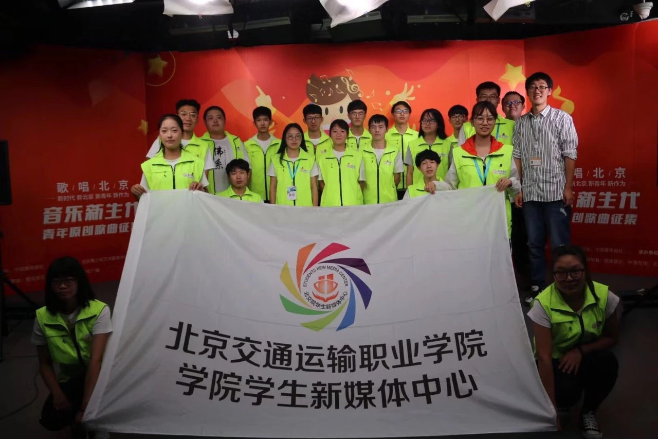 全方位、高规格的新媒体培训，高大上的学院学生新媒体中心，你...