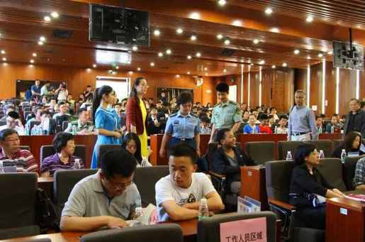 PP电子学生干部参加2016年高校国旗论坛暨“寄情中华，筑梦国防”第二届国防教育文化季启动仪式