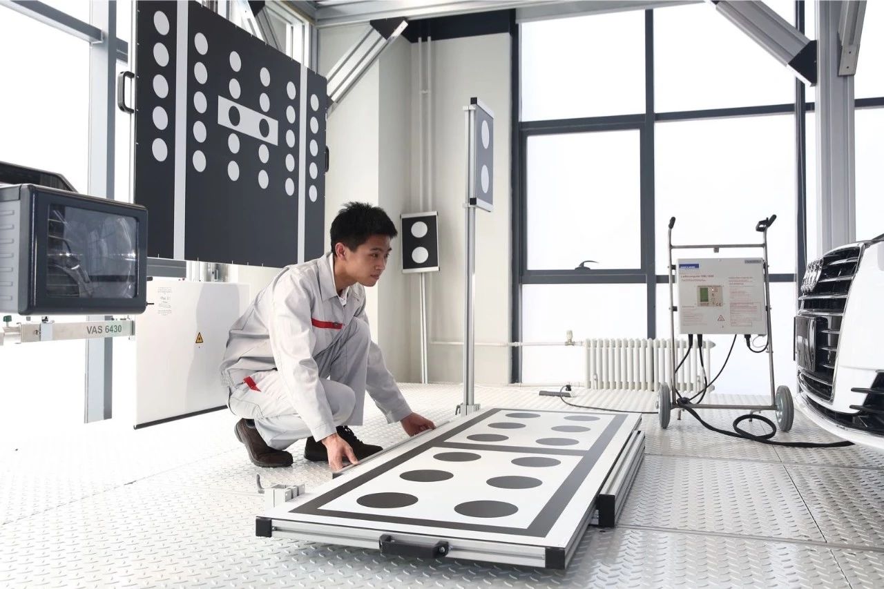 从汽修学徒到研发工程师，从外语交际零基础到一步步突破难关，看我校优秀校友王文瑞如何步履不停，执着向前